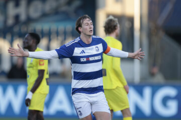 Floris van der Linden juicht na een treffer