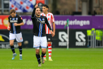 Joris van Overeem steekt een duim op