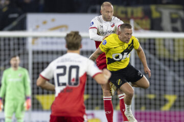 Lewis Holtby in duel met FC Utrecht