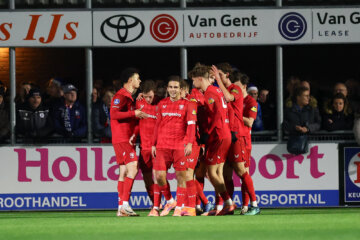 FC Twente viert een doelpunt in Spakenburg