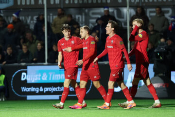 FC Twente viert de treffer van Thomas van den Belt in Spakenburg