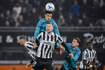 Mike te Wierik in duel met Vasilios Zagaritis