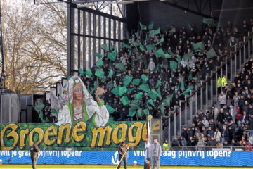 FC Groningen-supporters tonen een spandoek