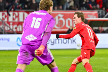 Daan Rots juicht na zijn gelijkmaker tegen PEC Zwolle