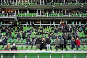Een half leeg stadion bij FC Groningen
