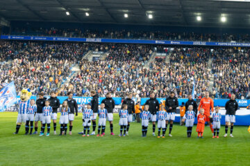 SC Heerenveen luistert naar het Fries volkslied