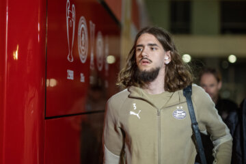 Yarek Gasiorowski bij de spelersbus van PSV