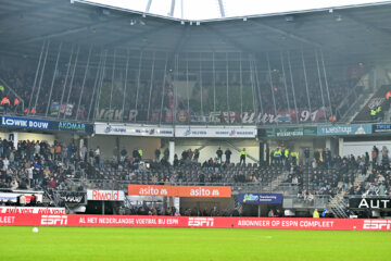 FC Twente-supporters in het uitvak bij Heracles Almelo