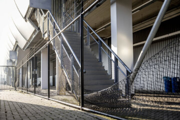 Heracles-fans hebben een hek bij Oranje Nassau geforceerd