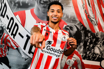 Jaden de Guzmán in het shirt van Sparta Rotterdam