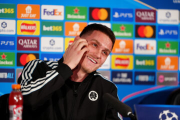 Sven Botman lachend op de persconferentie van Newcastle United