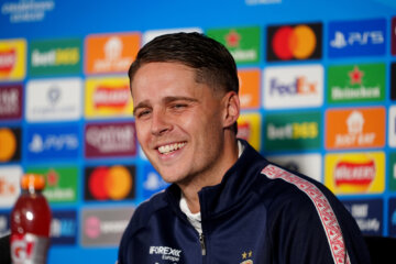 Joey Veerman op de persconferentie van PSV