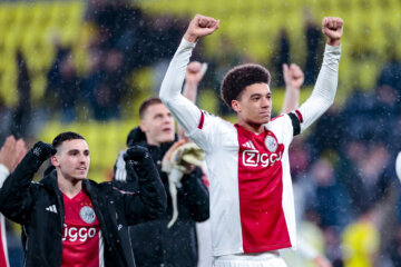 Oscar Gloukh en Aaron Bouwman vieren de zege in Villarreal