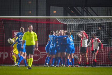 AZ juicht na een goal tegen Feyenoord