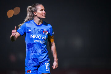 Desiree van Lunteren (AZ) steekt haar duim op