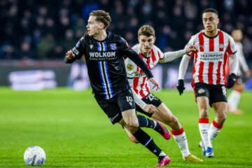 Ringo Meerveld aan de bal tegen PSV, Til en Dest kijken toe