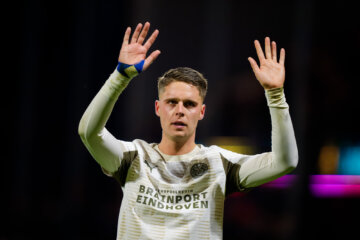 Joey Veerman verontschuldigt zich na de nederlaag in Volendam richting de PSV-supporters