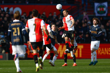 Mats Deijl kopt de bal