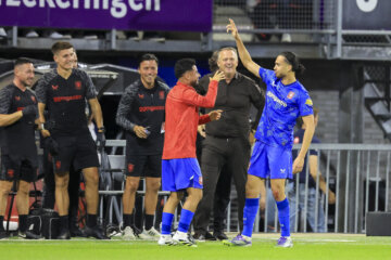 Naci Unuvar en Ramiz Zerrouki vieren een goal