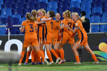Oranje O20 juicht na een goal van Veerle Buurman