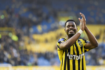 Nicolas Isimat-Mirin klapt naar de meegereisde PSV-fans in het Gelredome