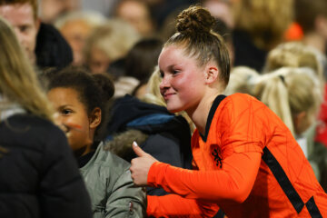 Nikita Tromp gaat op de foto met fans