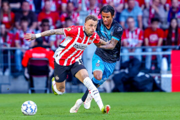 Noa Lang aan de bal tegen Heracles