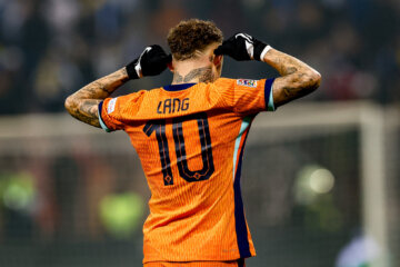 Noa Lang met zijn vingers bij zijn oren