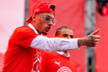 Noa Lang tijdens de huldiging van PSV