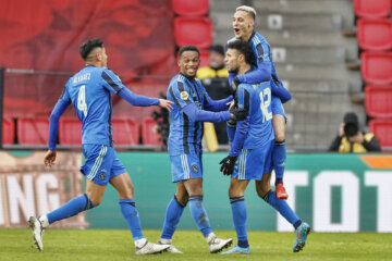 Noussair Mazraoui wordt besprongen door Antony Edson Álvarez en Jurriën Timber