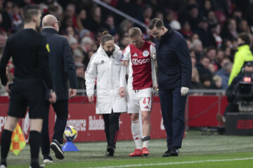 Oleksandr Zinchenko strompelt het veld af