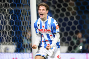 Oliver Braude viert een goal