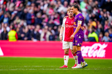 Oliver Edvardsen knuffelt Mats Deijl