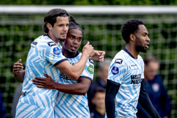 Oskar Zawada, Denilho Cleonise en Godfried Roemeratoe vieren een treffer van RKC