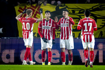 PSV-spelers juichen na een doelpunt van Ricardo Pepi