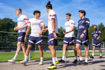 PSV spelers naast Tim Wolf, Ruud van Nistelrooij in de achtergrond