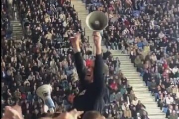 Pawel Bochniewicz met een microfoon in zijn hand