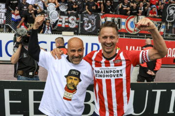 Peter Bosz en Luuk de Jong vieren de titel