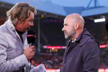 Peter Bosz in gesprek met Hans Kraay junior