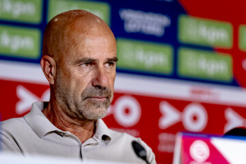 Peter Bosz tijdens een persconferentie