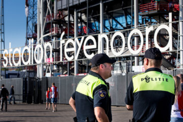 Politie voor de Kuip