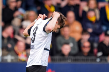 Wouter Goes toont zijn shirt aan de Go Ahead Eagles-supporters