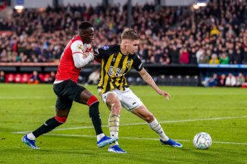 Ramon Hendriks probeert Yankuba Minteh van de bal af te houden