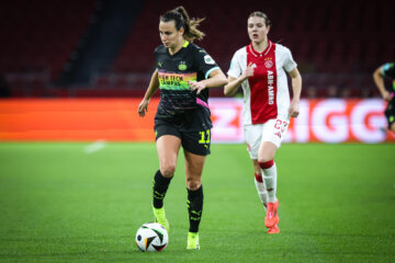 Renate Jansen (PSV) aan de bal tegen Ajax
