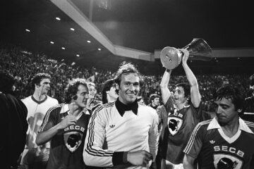 René van de Kerkhof, Jan van Beveren, Gerrie Deijkers en Willy van der Kuijlen met de UEFA Cup
