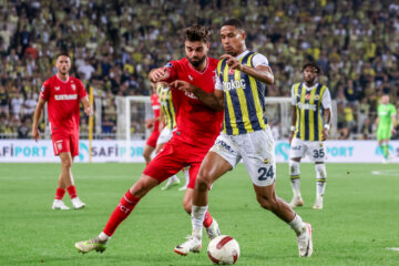 Robin Pröpper in duel met Jayden Oosterwolde