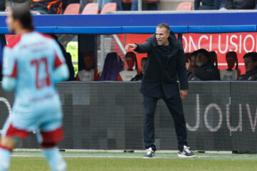 Robin van Persie coachend in de Galgenwaard
