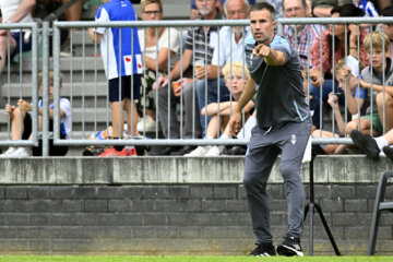 Robin van Persie coachend langs de lijn