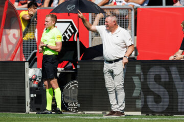 Ron Jans langs de lijn