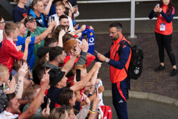Ruud van Nistelrooij deelt handtekeningen uit aan Manchester United-fans